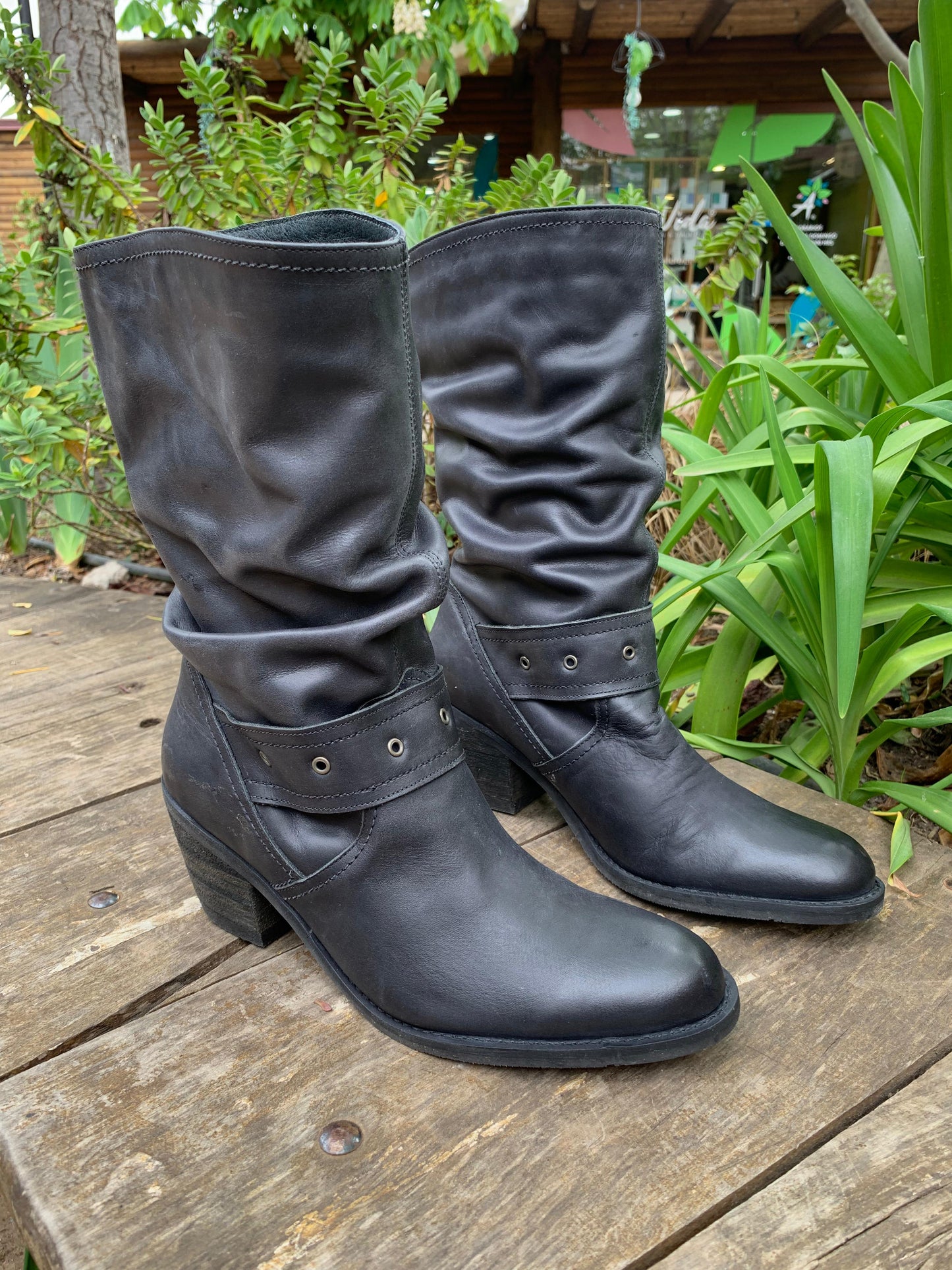 Bota vaquera semi arrugada cuero negro c/tachas