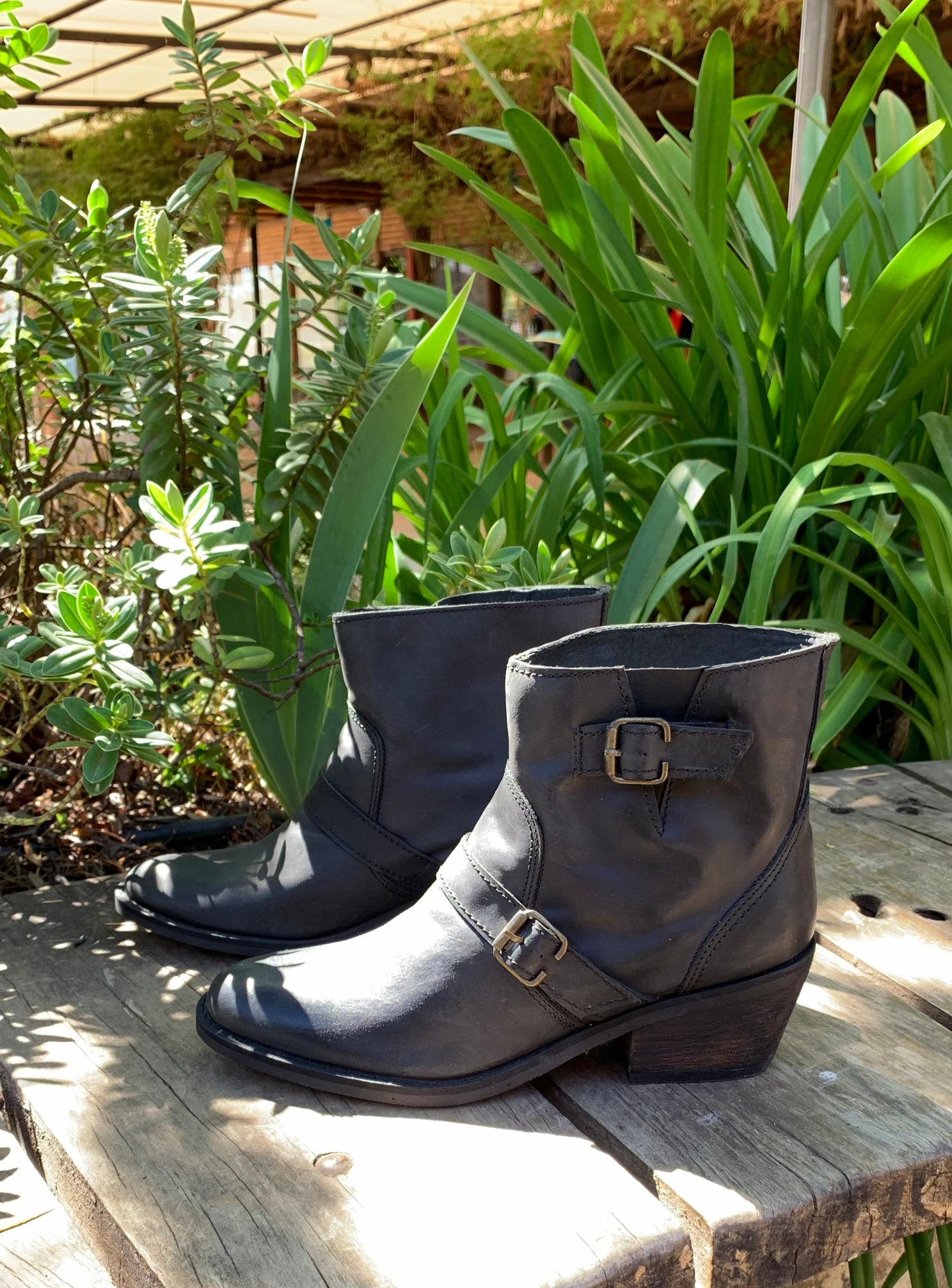 Botin vaquero cuero negro engrasado con dos hebillas