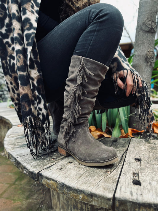 Bota arrugada Vanessa cuero reno cafe chocolate c/fleco