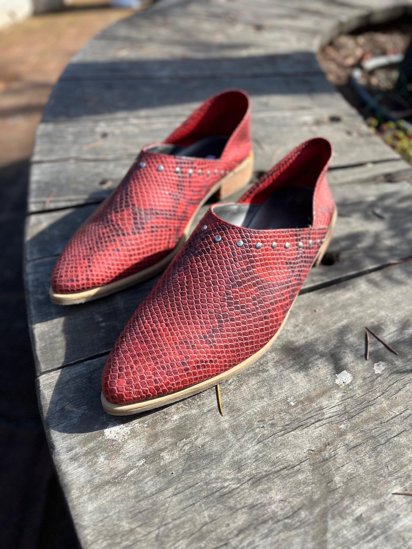 Babucha Ana cuero rojo sero c/tachas