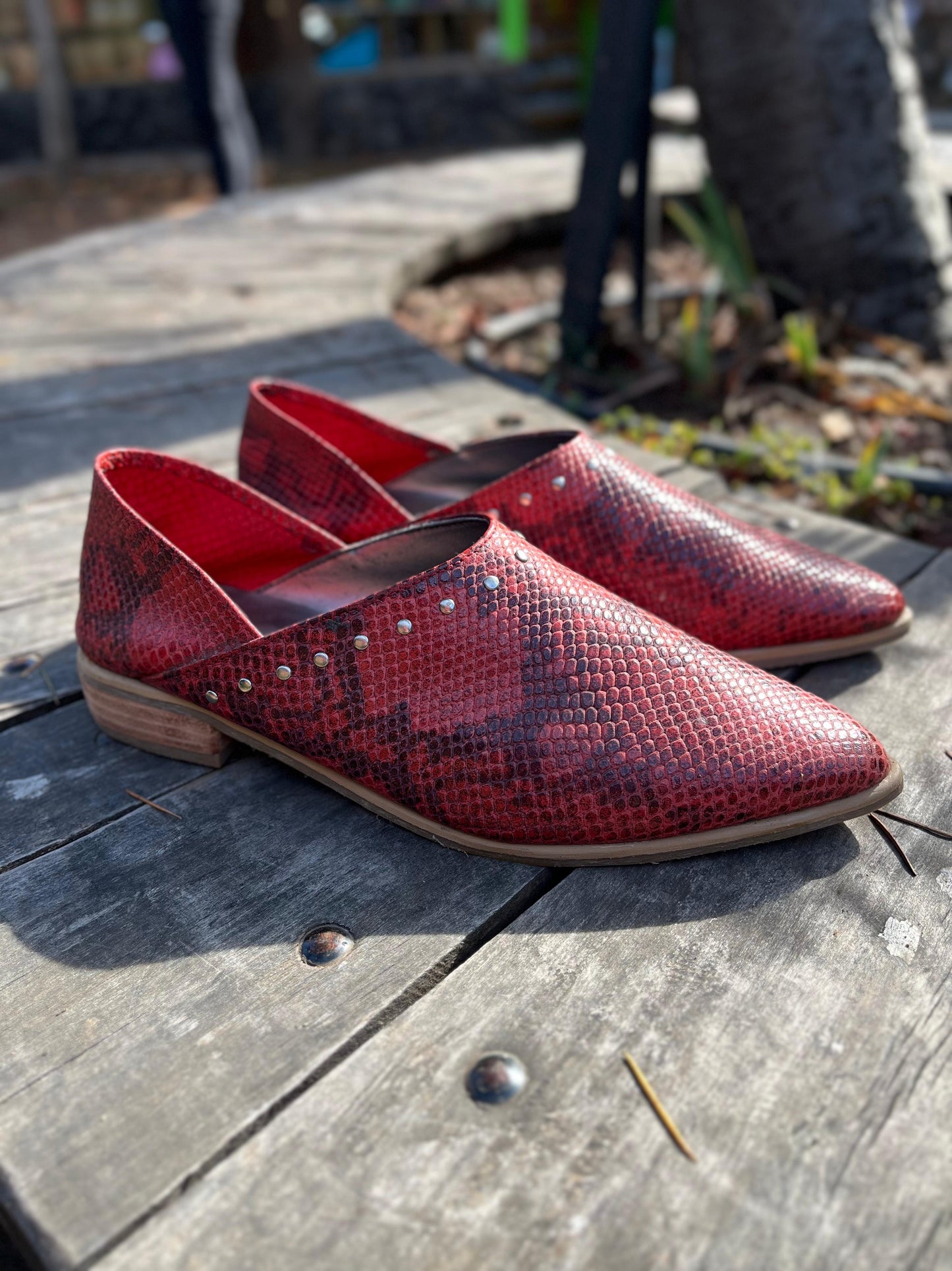 Babucha Ana cuero rojo sero c/tachas