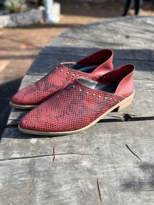 Babucha Ana cuero rojo sero c/tachas