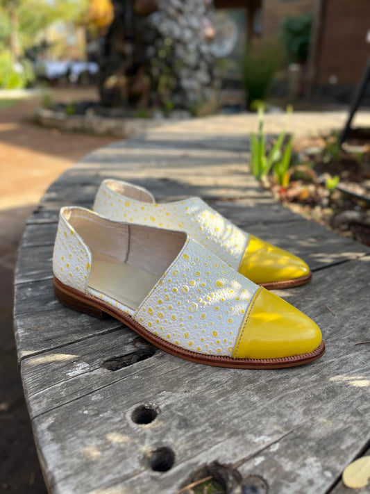 Babucha Isabella cuero blanco c/amarillo