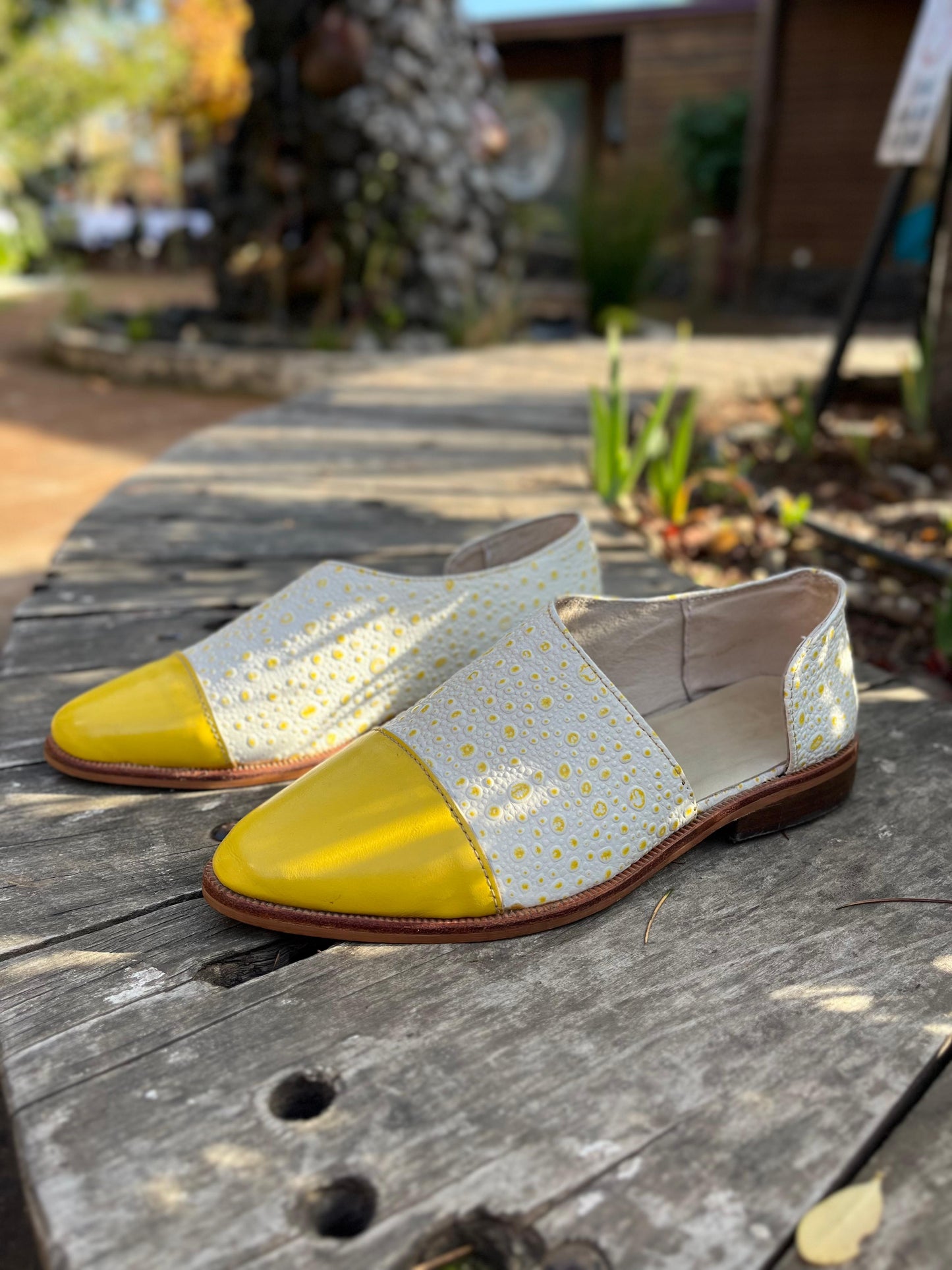 Babucha Isabella cuero blanco c/amarillo