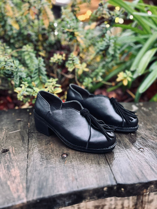 Abril babucha c/ pompón cuero negro y reno