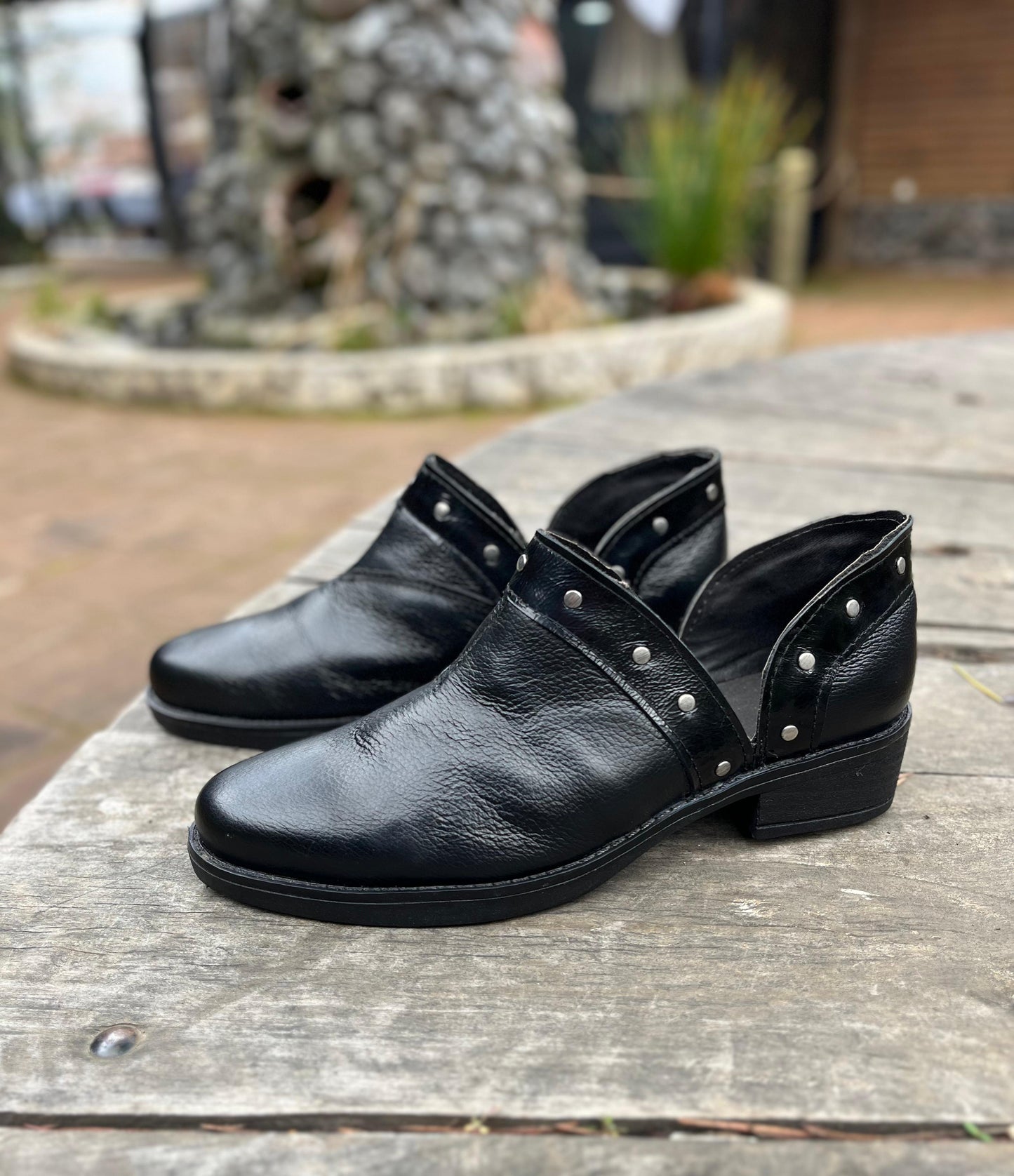 Babucha Estambul cuero negro, c/tachas