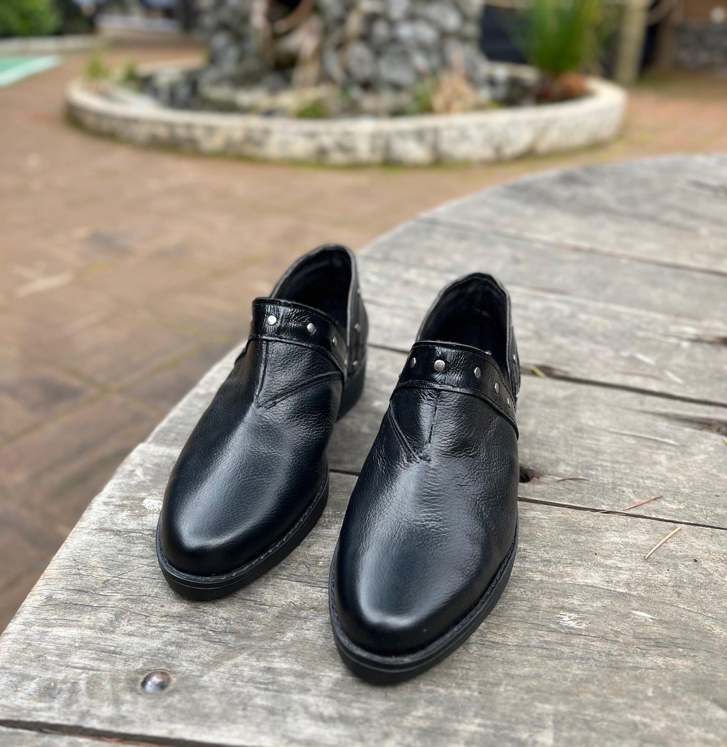 Babucha Estambul cuero negro, c/tachas