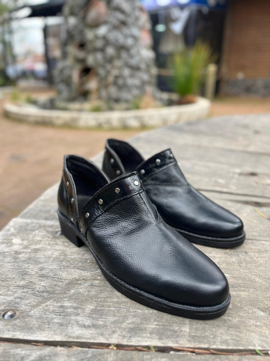 Babucha Estambul cuero negro, c/tachas