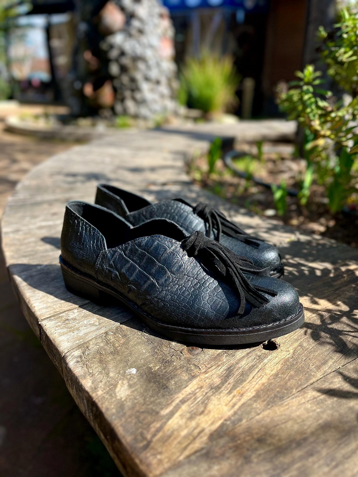 Abril babucha c/ pompón cuero negro croco c/reno