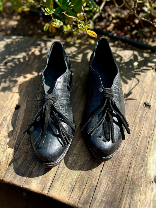Abril babucha c/ pompón cuero negro croco c/reno