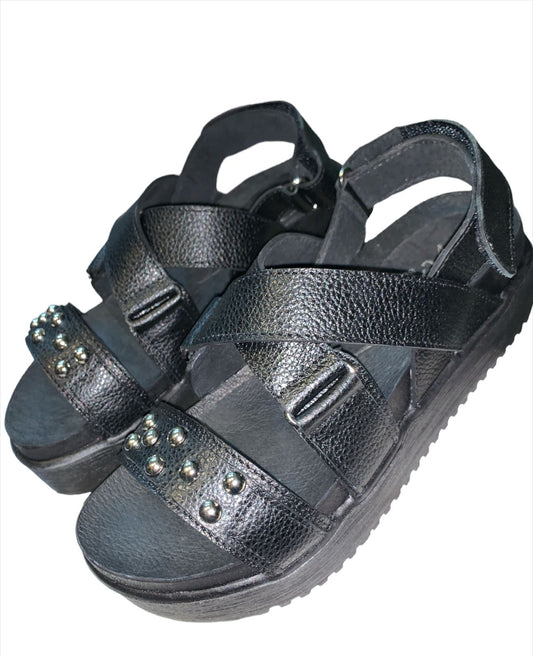 SANDALIA SANTA CRUZ CUERO NEGRO POROSO, TACHAS VELCRO