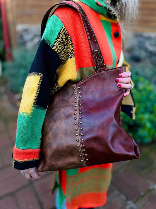 Cartera cuero cafe c/tachas