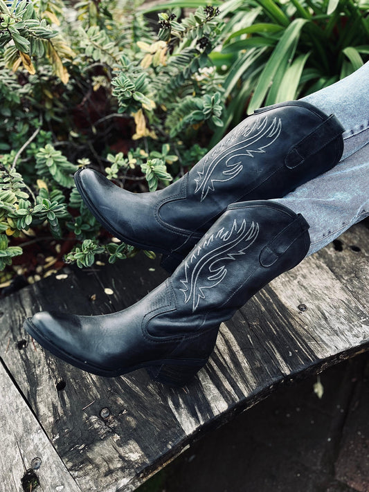 Bota vaquera Medellín cuero negro hilado